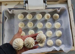 <span class=keywords><strong>Machine</strong></span> Commerciale Automatique pour la Fabrication de Pains Vapeur Fourrés, de Dumplings <span class=keywords><strong>à</strong></span> la Soupe, de Momo, de Kibbeh, de Xiaolongbao, de Baozi et de Bao - Product Image 4