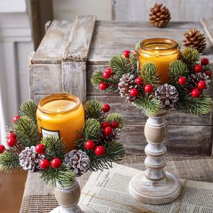 Nouvelle couronne de Noël décorative avec aiguilles de pin artificielles, cônes de pin, fruits rouges et porte-bougie - Matière plastique - Product Image 2