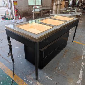 Vetrina Espositiva Museale Multi-Scomparto con Tre Scomparti, Piano in Vetro a Filo Tavolo, Illuminazione LED Silenziosa, Espositore da Banco per Orologi di Lusso - Product Image 2