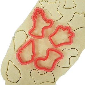 Ensemble <span class=keywords><strong>de</strong></span> 12 mini emporte-pièces <span class=keywords><strong>de</strong></span> Noël - Formes en plastique PP <span class=keywords><strong>de</strong></span> qualité alimentaire rouge et vert pour la pâtisserie festive et le bricolage des fêtes - Product Image 3