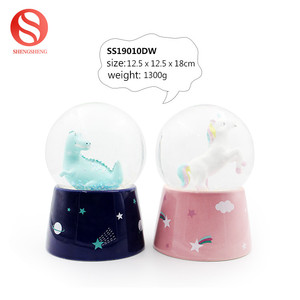 Personnalisé tyrannosaure écologique enfant cadeau LED lumière musique rotation neige céramique dinosaure boule à neige - Product Image 3