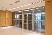 Panneaux de cloisons insonorisées en verre, cloisons de bureau modulaires acoustiques, cloisons de bureau transparentes avec portes, vente en gros
