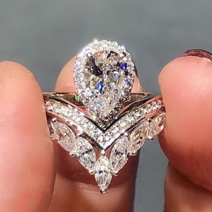 Anello F1433 in Oro Rosa con Diamante Taglio a Pera, Anello di Fidanzamento con Diamante Naturale, Gioiello con Diamante Bianco Colore D per Donna - Product Image 1