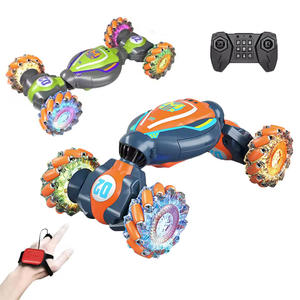 Voiture <span class=keywords><strong>de</strong></span> cascade RC à quatre roues motrices 2,4 G 1/18 avec lumières et <span class=keywords><strong>musique</strong></span>, transformation en un clic, double télécommande, détection gestuelle - Product Image 1