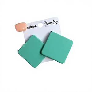 Boucles d'oreilles uniques en résine faites à la main pour femmes, boucles d'oreilles pendantes modernes et colorées, accessoires de bijoux légers et artistiques pour tenues décontractées et - Product Image 6
