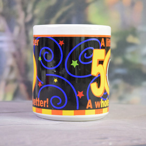 Mug à bière et à vin pour 50e anniversaire - Tasse en porcelaine classique avec un design sur le thème 'Un peu plus vieux, beaucoup plus meilleur' - Product Image 1
