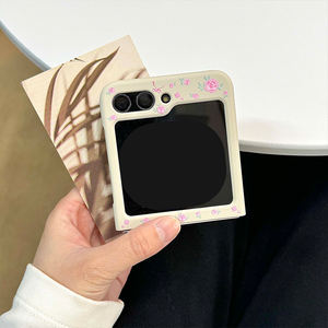 <span class=keywords><strong>Coque</strong></span> de téléphone Ins Style Girl <span class=keywords><strong>avec</strong></span> sangle en <span class=keywords><strong>chaîne</strong></span> pour <span class=keywords><strong>Samsung</strong></span> Z Flip 3 4 5 6 Bowknot Flower Phone Case - Product Image 4