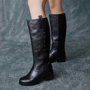 Nouvelles Bottes d'Hiver et d'Automne Style Britannique en Cuir de Vachette à Talon Chaton, Bottes Hautes de Chevalier à Talon Carré et Cloutées avec Fermeture Éclair Latérale pour Femme - Product Image 4