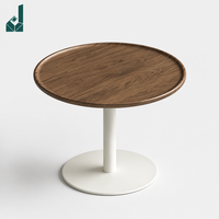 Table ronde moderne de luxe en bois grainé avec piétement unique en métal blanc, idéale pour bureau privé ou réception commerciale