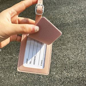 กระเป๋าใส่บัตรขึ้นเครื่องบินหนัง PU หนาแบบขายส่ง ป้ายติดกระเป๋าเดินทางแบบมีลายเซ็นข้ามพรมแดน พร้อมห่วงคล้องแบบฮาร์ดแวร์ ลายตัวอักษร - Product Image 4