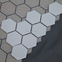 Carreaux de mosaïque en céramique hexagonaux blancs antidérapants durables pour la conception imperméable décorative commerciale de salle de bains de plancher de mur