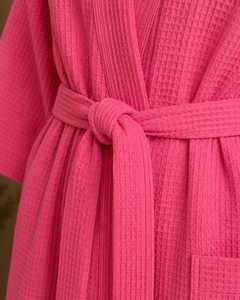 Robe de chambre rose gaufrée pour femme, personnalisable avec nom, manches 3/4, col en V, en lin/coton, coupe trapèze, avec ceinture, vêtement de détente de luxe, peignoir de spa - Product Image 3