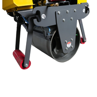 Mini-compacteur vibrant thermique portatif pour réparation routière, également disponible en version autoportée avec siège