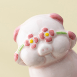 Nouveau produit tendance : Ornement créatif en céramique Cochon Timide avec design anti-stress pour bureau, cadeau, vente en gros - Product Image 4