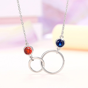 Collana con pendente a cerchio geometrico placcato in argento con strass di cristallo rosso e blu, gioielli regalo unisex alla moda - Product Image 1