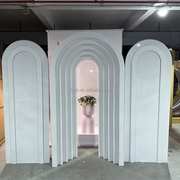 Nouveauté : toile de fond en PVC blanc personnalisée de luxe, toile de fond en forme d'arche ondulée 3D pour les événements de mariage et de fête