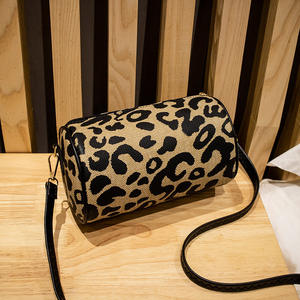 Bolso de Hombro Cruzado Retro Europeo Americano de Moda, Bolso Cilíndrico de Cuero PU para Mujer, 20x10x15cm, Todas las Temporadas - Product Image 4