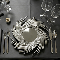 Assiettes de présentation dorées en PP durables de 13 pouces, style américain, motif tourbillon, couleur personnalisée, vente en gros directe usine pour fêtes et mariages