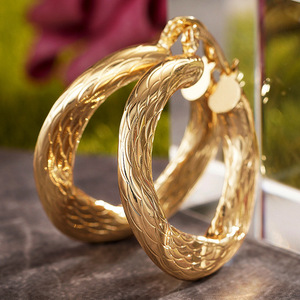 Orecchini a polsino in metallo irregolare da donna, gioielli minimalisti alla moda, accessorio di tendenza per l'uso quotidiano - Product Image 1