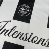 Streetwear Maßgeschneidertes Herren-Fußballtrikot Schwarz-Weiß Vertikale Geometrische Streifen V-Ausschnitt Polo Sublimiertes Fußballshirt