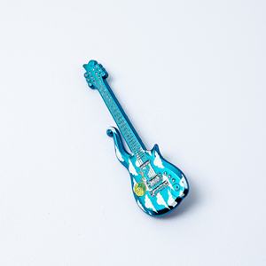 Badge <span class=keywords><strong>en</strong></span> alliage de zinc avec motif guitare <span class=keywords><strong>Prince</strong></span> <span class=keywords><strong>en</strong></span> métal blanc teinté, impression sérigraphique émail dur, dos à fermoir papillon scintillant - Product Image 2