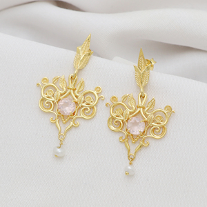 Pendientes chapados en oro vintage de diseño único para mujer, hechos a mano con perlas de cuarzo rosa de lujo, elegante patrón de gota, regalo perfecto - Product Image 2