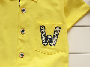 เสื้อผ้าเด็กขายส่ง ชุดเสื้อโปโลสีเหลือง กางเกงขาสั้นสีดำสำหรับเด็กผู้ชาย - Product Image 3