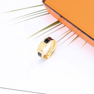 Bague de luxe en acier inoxydable plaqué or 18 carats avec lettre H pour femme - Product Image 6