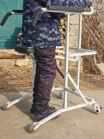 Fauteuil roulant de réadaptation, dispositif d'entraînement à la marche assistée pour la réadaptation