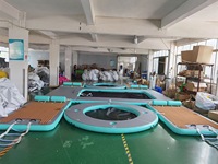 Bateau ponton flottant gonflable en forme de E pour le stationnement des bateaux