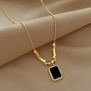 Lüks siyah ve altın kolye cilalı paslanmaz çelik kolye 18K altın kolye köprükemiği kolye boyun dekorasyon