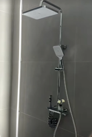 Système de douche en laiton chromé poli, eau froide et chaude, avec pommeau de pluie et jet, et douchette à main pour usage domestique