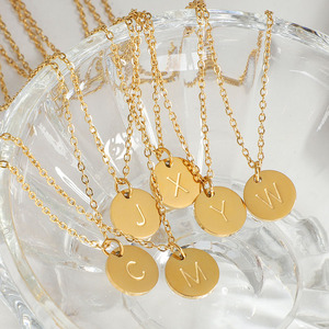 Collar minimalista de acero inoxidable para mujer, colgante de oro de 18K con inicial de A-Z grabada con 26 letras, disco con alfabeto redondo - Product Image 5
