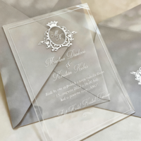 Carte d'invitation de mariage en acrylique sur le thème de l'océan côtier avec texture d'onde 3D, enveloppe en velours bleu poudré serein et sceau de cire en forme de coquille