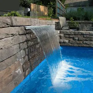 Hermosa piscina moderna estanque derramamiento hoja de agua pared fuente cascada