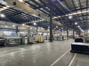 China preço barato ac3 ac4 ac5 clique HDF 8mm 10mm 12mm grosso branco cinza escuro carvalho impermeável piso laminado de madeira
