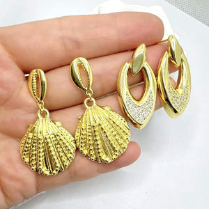 Bonitos Pendientes chapados en <span class=keywords><strong>oro</strong></span> <span class=keywords><strong>de</strong></span> estilo minimalista chapados en <span class=keywords><strong>oro</strong></span>, pendientes colgantes <span class=keywords><strong>de</strong></span> moda para mujer, venta al por mayor - Product Image 4