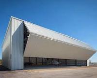 Hangar de acero prefabricado de diseño moderno de gran envergadura, montaje fácil con puerta más grande, edificio de estructura de acero