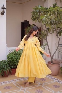 Conjunto de Kurti Anarkali de algodón cómodo de la mejor calidad con cuello en V, bordado, mangas largas y pantalón con cintura ajustable. - Product Image 2