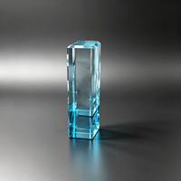 Plaque carrée en cristal Neelpure, motif monogramme gravé au laser 3D avec base bleu clair, récompense