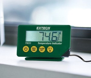 Indicateur de température étanche Extech TM20 IP65 avec sonde en acier inoxydable de 20 mm, câble de 2,9 m, alarme Min/Max pour laboratoires - Product Image 2