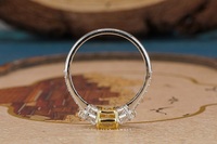Elegante Anillo de Lujo Hecho a Mano con Tres Diamantes Amarillos Radiantes Cultivados en Laboratorio, Oro Sólido de 14 Quilates, Certificado IGI, Claridad VS+