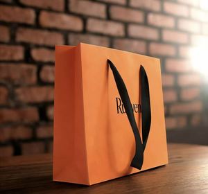 Sac de shopping de luxe en papier couché recyclé avec corde en coton, logo personnalisé, détail ruban, sérigraphie, gaufrage/débossage pour cadeau - Product Image 3