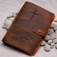 Carnet de prière en cuir personnalisé avec croix gravée