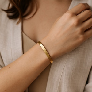 Bracelet ouvert en forme de C plaqué or 18 carats haut de gamme, anneau de main en acier inoxydable, surface vierge incurvée personnalisable, tendance pour hommes et femmes - Product Image 2