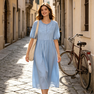 Robe d'été bleu clair avec broderie, manches bouffantes, coupe trapèze, longueur midi, ajustement ample, taille élastique, encolure à volants, robe décontractée d'été - Product Image 4