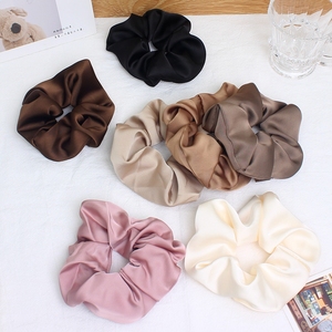 Venta al por mayor <span class=keywords><strong>2026</strong></span> Nuevas y modernas scrunchies de satén liso de 13 cm, banda elástica grande para el cabello, accesorios para coletas de mujer - Product Image 1