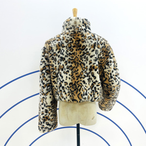 Giacca Corta in Vera Pelliccia di Coniglio Rex con Stampa Leopardata - Giacca di Alta Gamma per Donna - Product Image 3