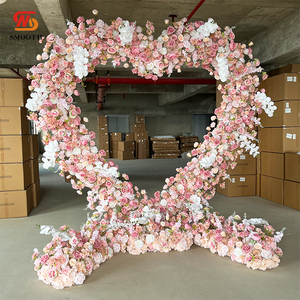 Arche de fleurs en forme de cœur rose romantique, faite à la main par LEDA, pour un décor de mariage en plein air - Product Image 2