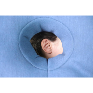 Oreiller bleu avec trou pour les oreilles - Product Image 2